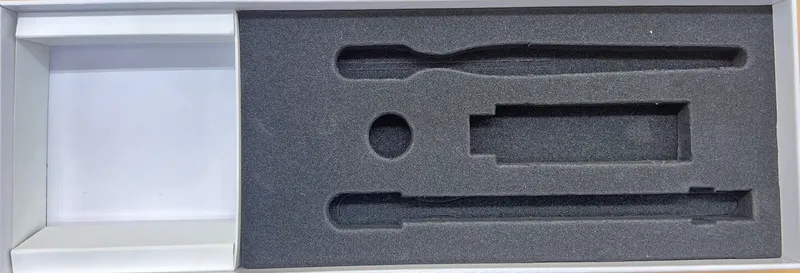 Doos met gestanste foam-inlay met uitsparingen op maat