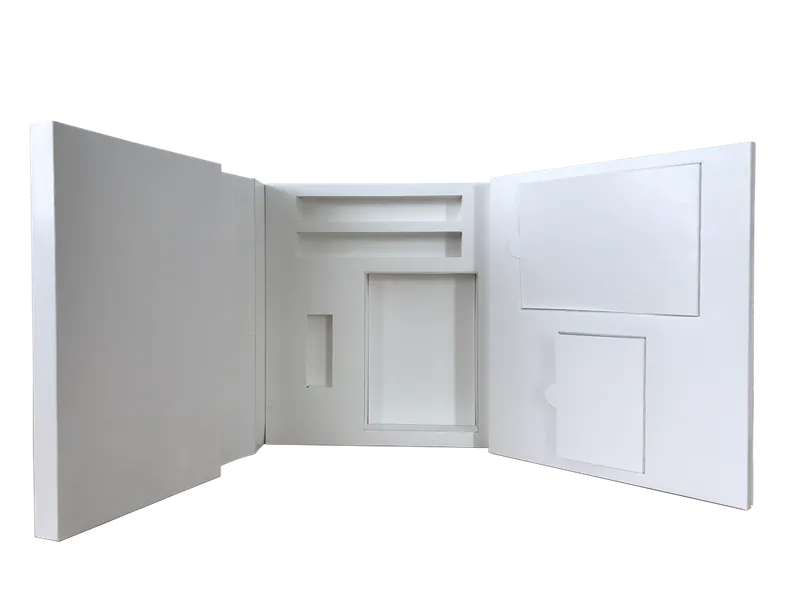 Witte mock-up van een uitklapbare verpakking met inlay
